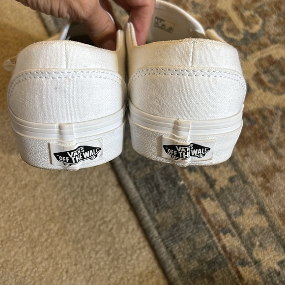 White vans - Picture 2 of 5